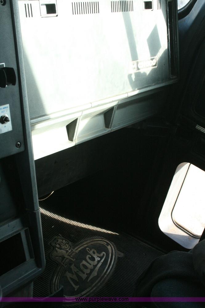 image for item G5532 1998 Mack CH613 semi truck