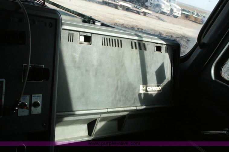 image for item G5532 1998 Mack CH613 semi truck