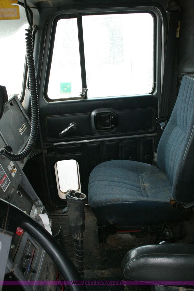 image for item G5532 1998 Mack CH613 semi truck