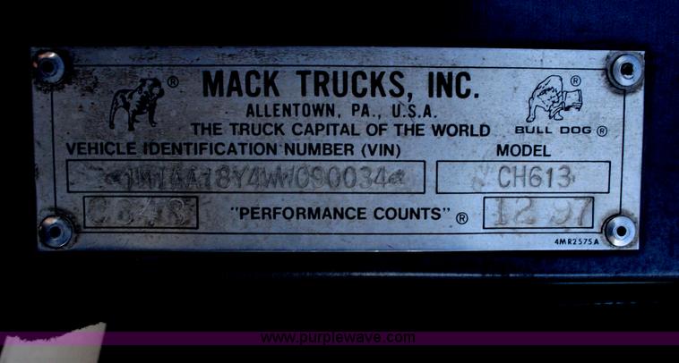 image for item G5532 1998 Mack CH613 semi truck