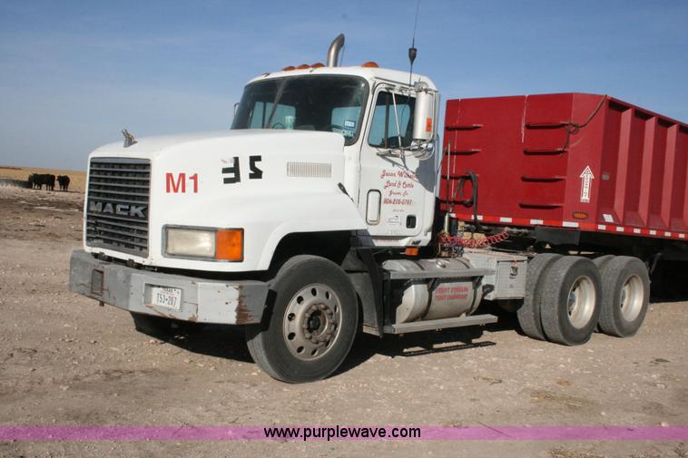 image for item G5533 1997 Mack F243 semi truck