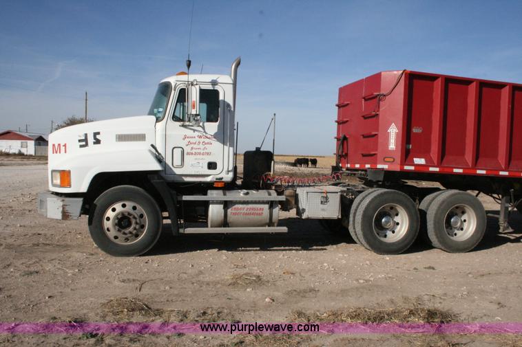 image for item G5533 1997 Mack F243 semi truck