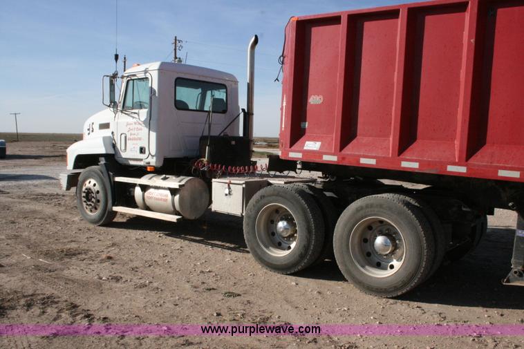 image for item G5533 1997 Mack F243 semi truck