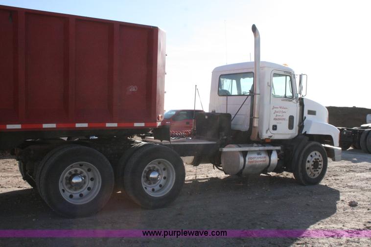 image for item G5533 1997 Mack F243 semi truck