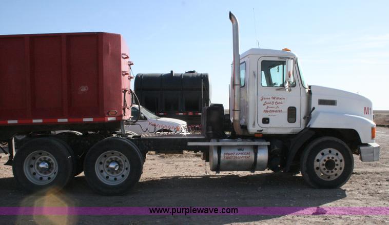 image for item G5533 1997 Mack F243 semi truck