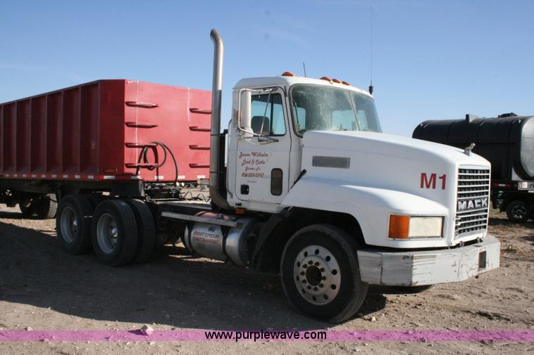 image for item G5533 1997 Mack F243 semi truck