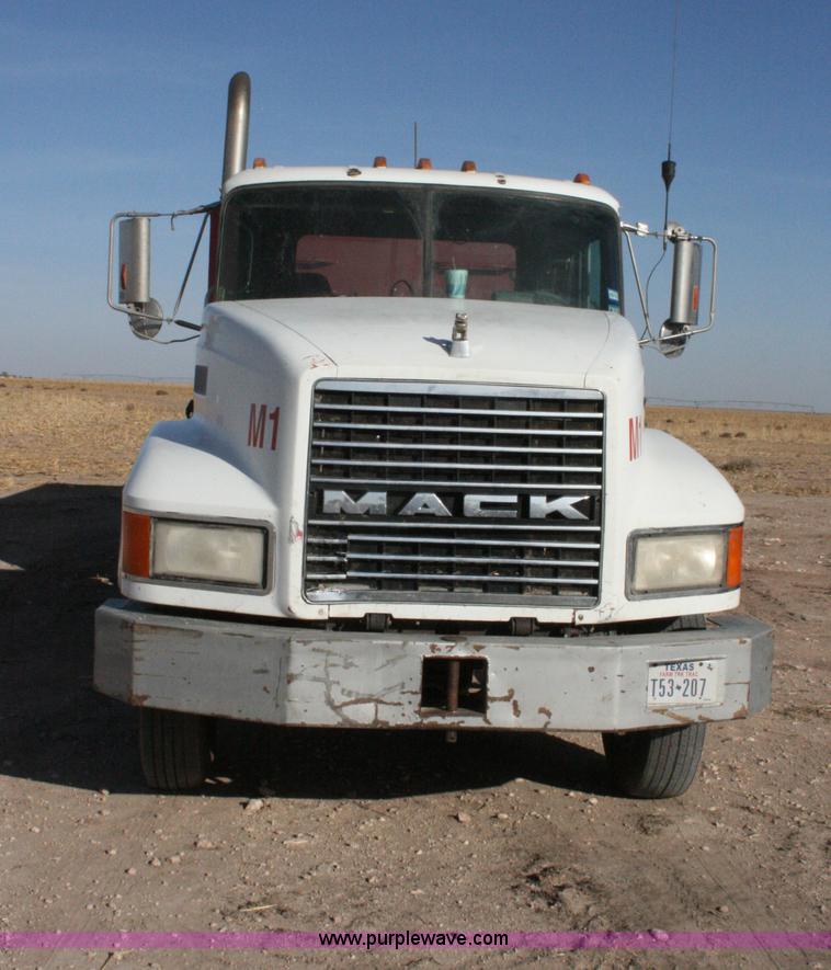 image for item G5533 1997 Mack F243 semi truck