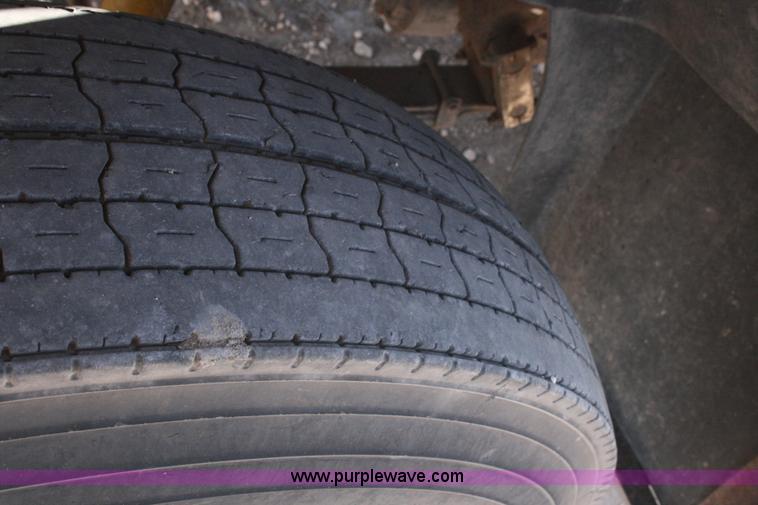 image for item G5533 1997 Mack F243 semi truck