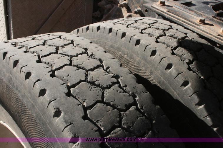 image for item G5533 1997 Mack F243 semi truck