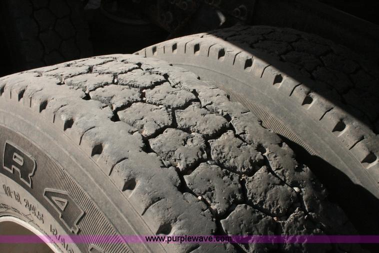 image for item G5533 1997 Mack F243 semi truck