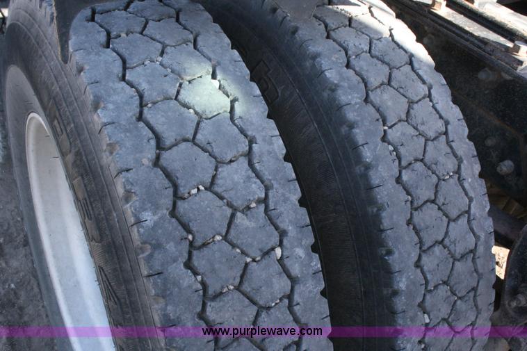 image for item G5533 1997 Mack F243 semi truck