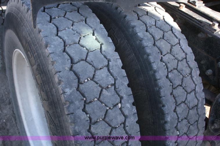 image for item G5533 1997 Mack F243 semi truck