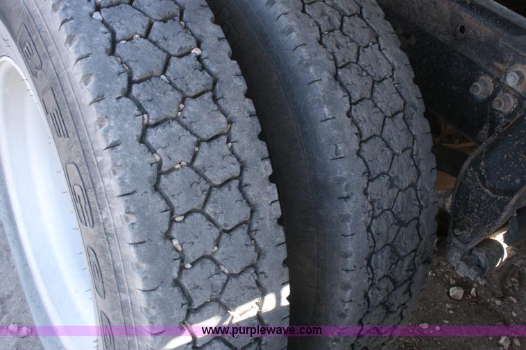 image for item G5533 1997 Mack F243 semi truck