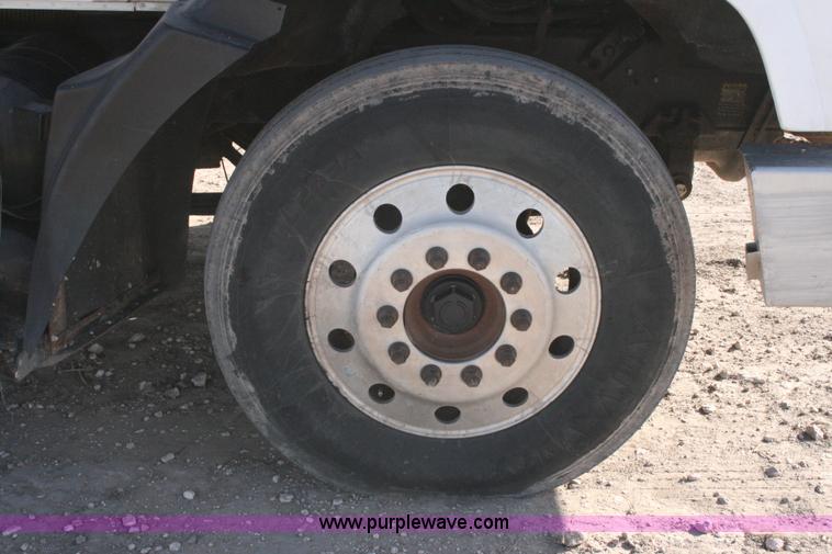 image for item G5533 1997 Mack F243 semi truck