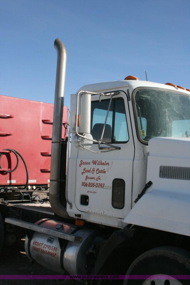 image for item G5533 1997 Mack F243 semi truck