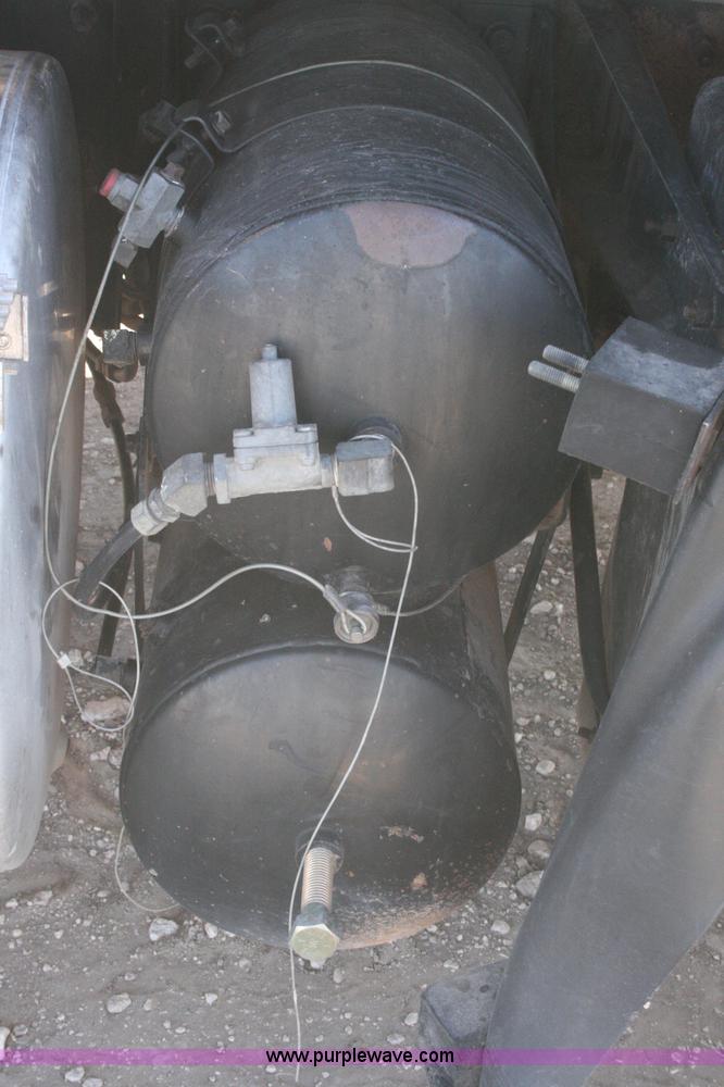 image for item G5533 1997 Mack F243 semi truck