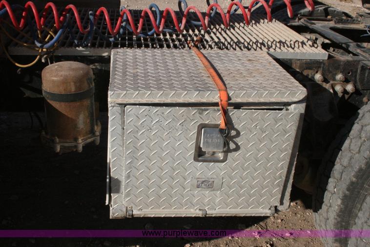 image for item G5533 1997 Mack F243 semi truck