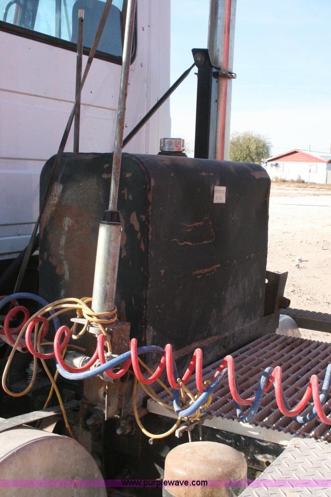 image for item G5533 1997 Mack F243 semi truck