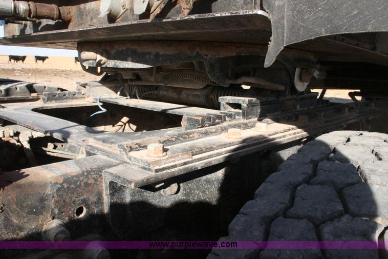 image for item G5533 1997 Mack F243 semi truck