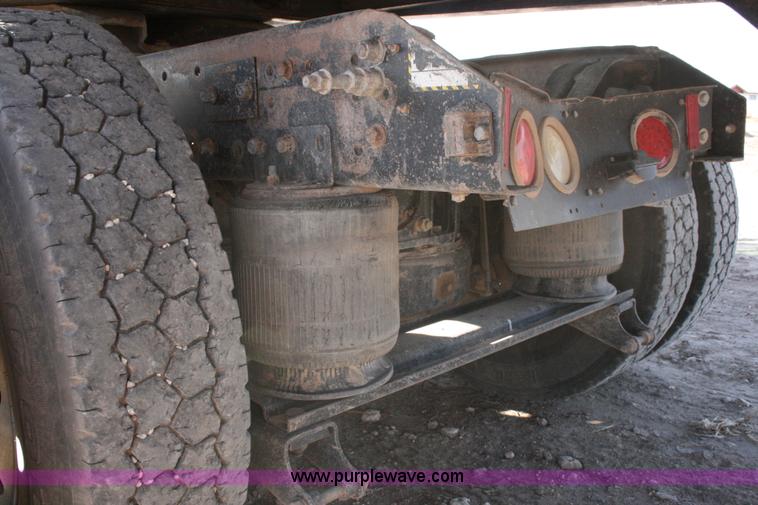 image for item G5533 1997 Mack F243 semi truck