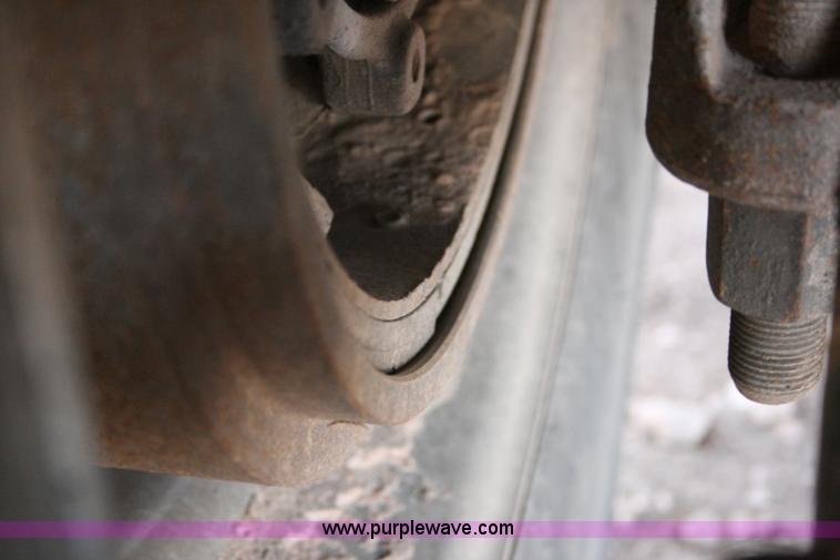 image for item G5533 1997 Mack F243 semi truck