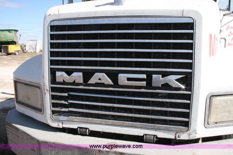 image for item G5533 1997 Mack F243 semi truck