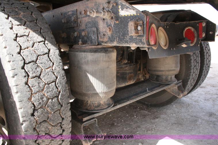 image for item G5533 1997 Mack F243 semi truck