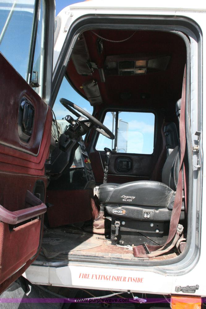 image for item G5533 1997 Mack F243 semi truck