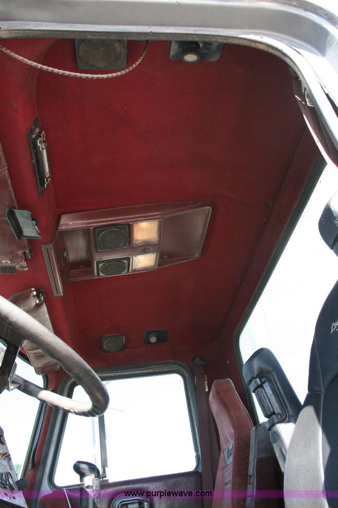 image for item G5533 1997 Mack F243 semi truck