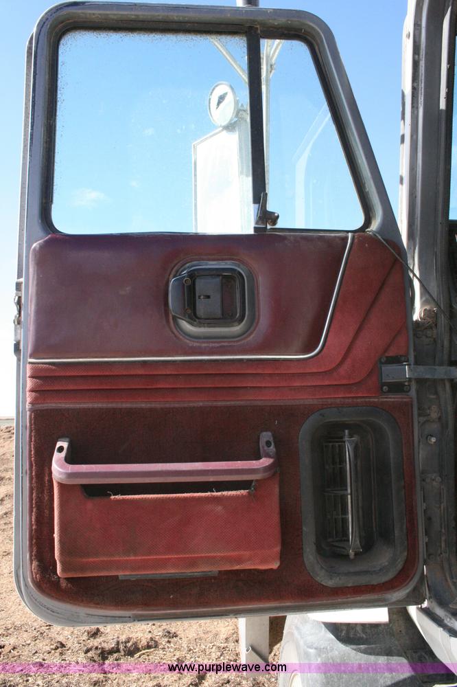 image for item G5533 1997 Mack F243 semi truck