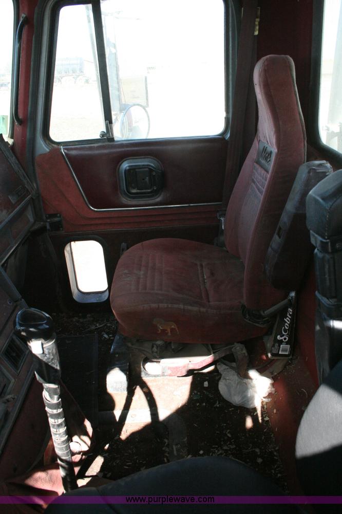 image for item G5533 1997 Mack F243 semi truck