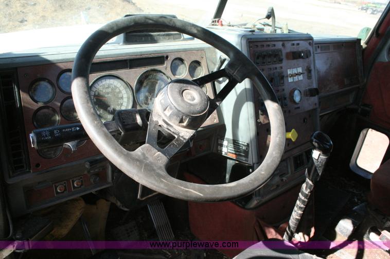 image for item G5533 1997 Mack F243 semi truck