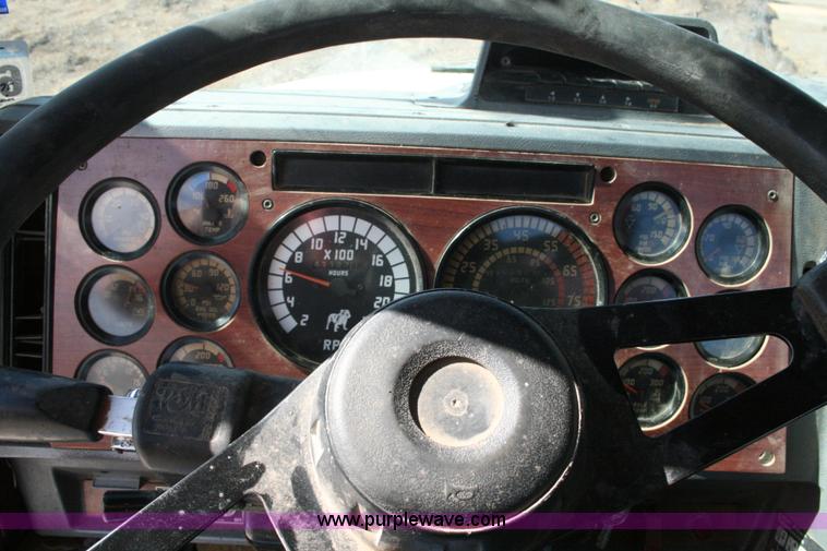 image for item G5533 1997 Mack F243 semi truck