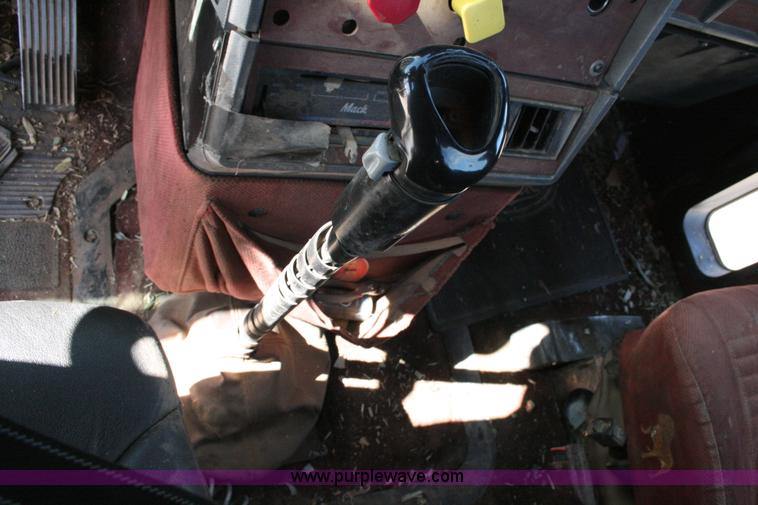 image for item G5533 1997 Mack F243 semi truck