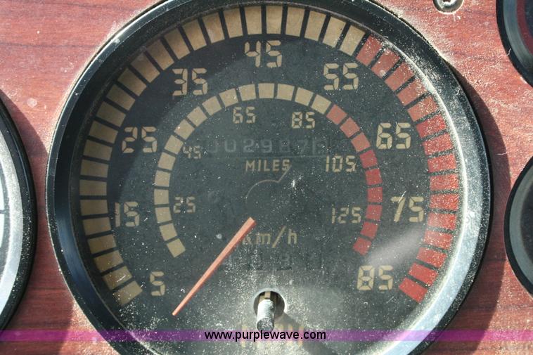 image for item G5533 1997 Mack F243 semi truck