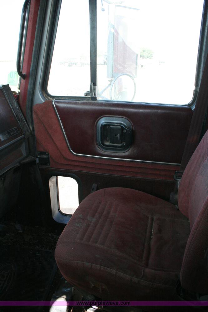 image for item G5533 1997 Mack F243 semi truck