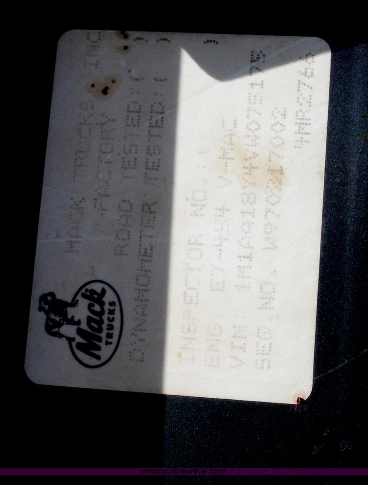 image for item G5533 1997 Mack F243 semi truck