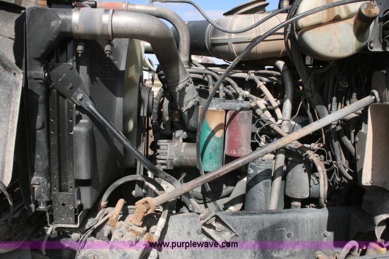 image for item G5533 1997 Mack F243 semi truck