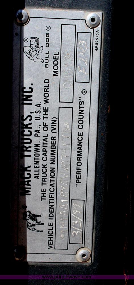 image for item G5533 1997 Mack F243 semi truck