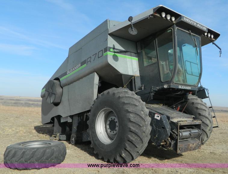 image for item G7582 1989 AGCO Gleaner R70 combine