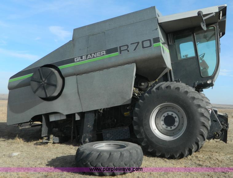 image for item G7582 1989 AGCO Gleaner R70 combine