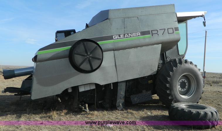 image for item G7582 1989 AGCO Gleaner R70 combine