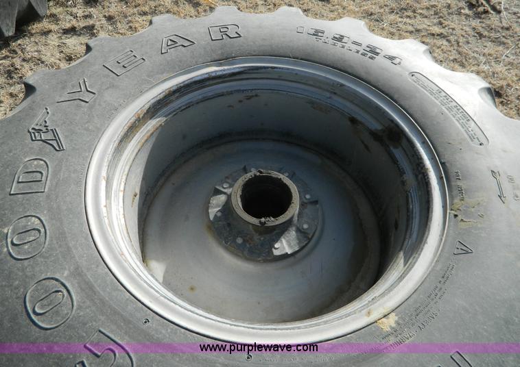 image for item G7582 1989 AGCO Gleaner R70 combine