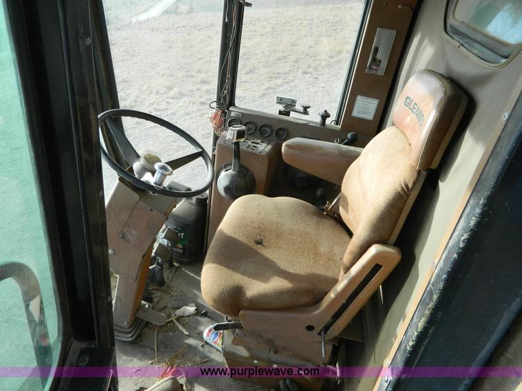 image for item G7582 1989 AGCO Gleaner R70 combine