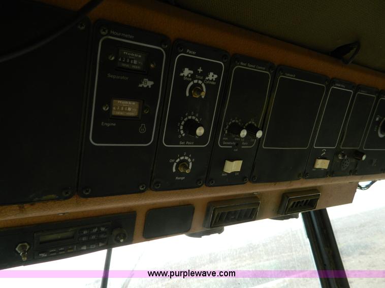 image for item G7582 1989 AGCO Gleaner R70 combine