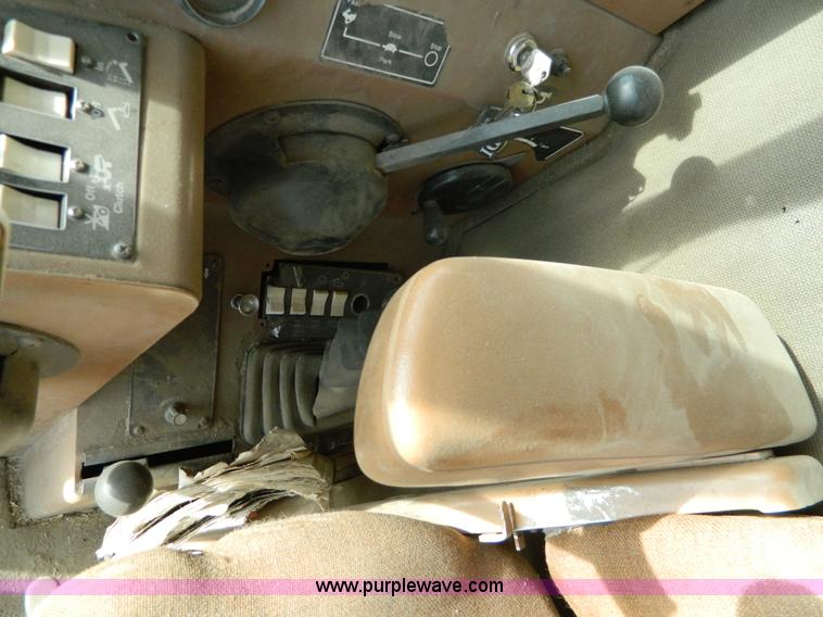 image for item G7582 1989 AGCO Gleaner R70 combine