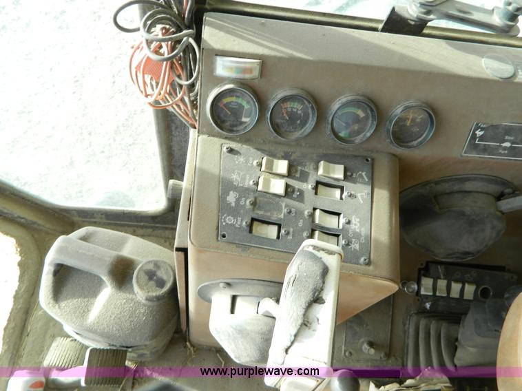 image for item G7582 1989 AGCO Gleaner R70 combine