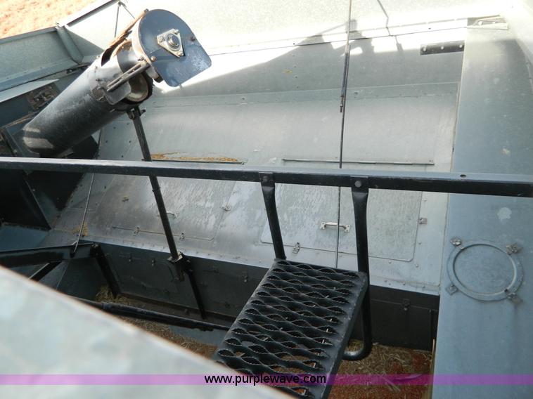 image for item G7582 1989 AGCO Gleaner R70 combine