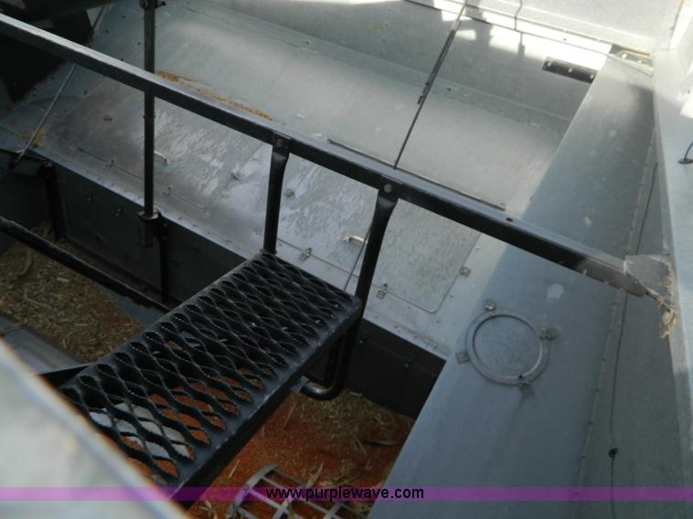 image for item G7582 1989 AGCO Gleaner R70 combine