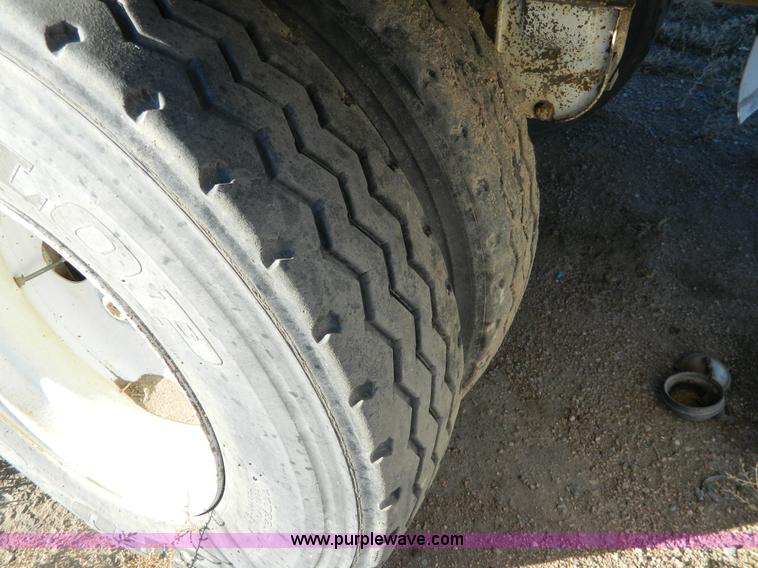 image for item G7624 1998 Pinson 42' feed trailer